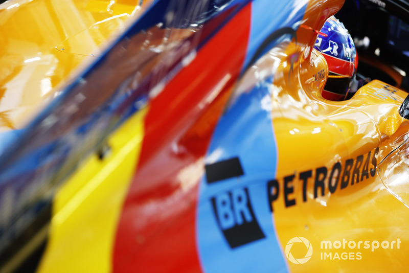 Fernando Alonso, McLaren MCL33, nel garage