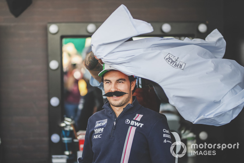 Sergio Pérez, Racing Point Force India F1 Team en la barbería de Fundación Movember