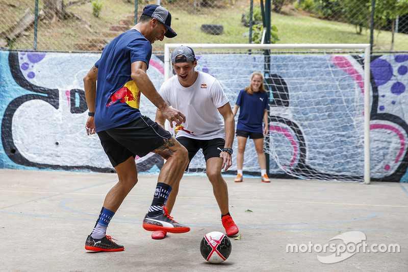 Max Verstappen y Daniel Ricciardo, Red Bull Racing juegan Futsal en Brasil