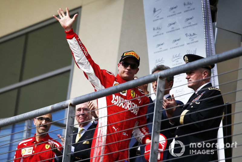 Il vincitore della gara Kimi Raikkonen, Ferrari, festeggia sul podio