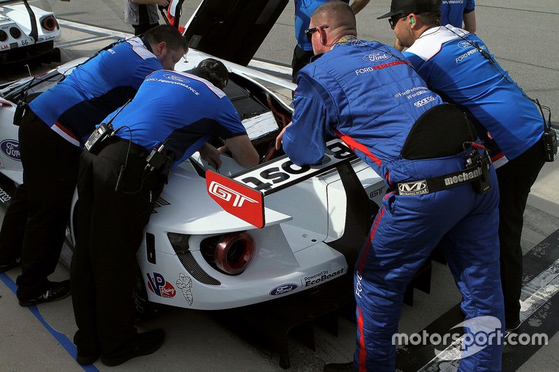 #67 Ford Chip Ganassi Racing Ford GT crew makes adjustments