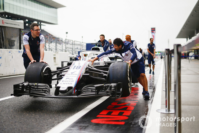 Механики Williams и автомобиль FW41 Лэнса Стролла