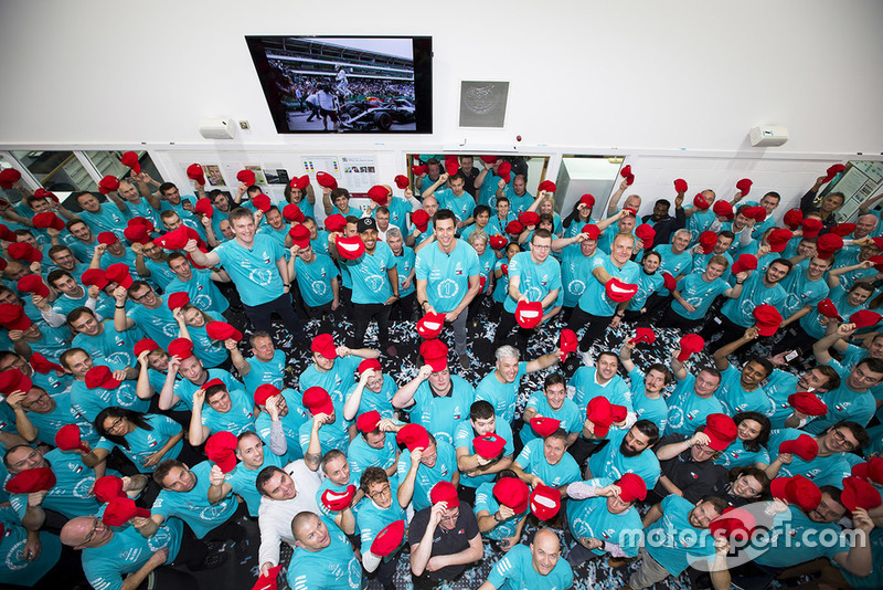 Mercedes AMG F1 святкує перемогу у чемпіонаті Формули 1 2018 року