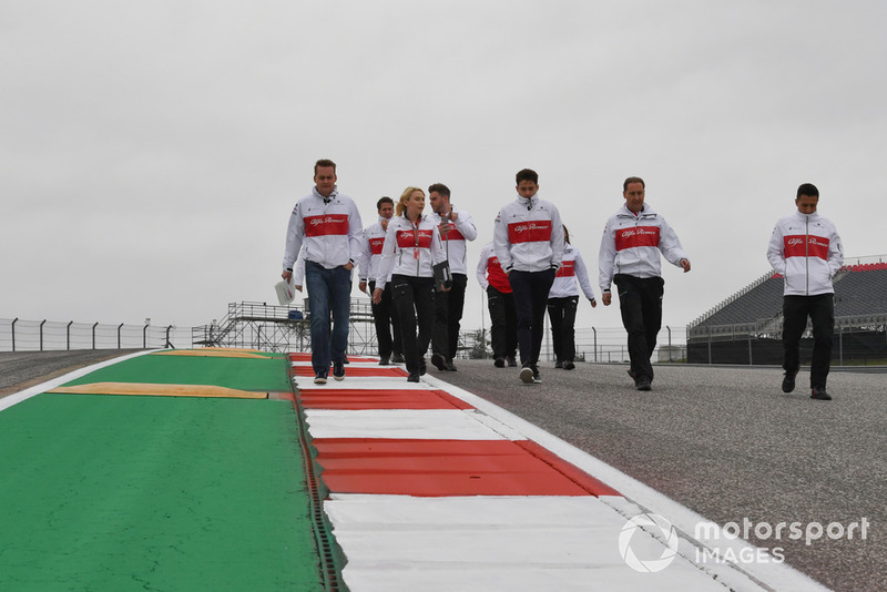 Charles Leclerc, Alfa Romeo Sauber F1 Team parcourt la piste à pied