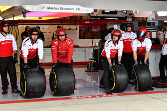 Alfa Romeo Sauber F1 Team mechanics and Pirelli tyres