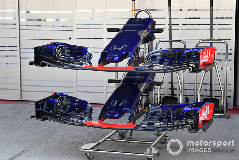 Morro y alerones delanteros del ST13 de la Scuderia Toro Rosso