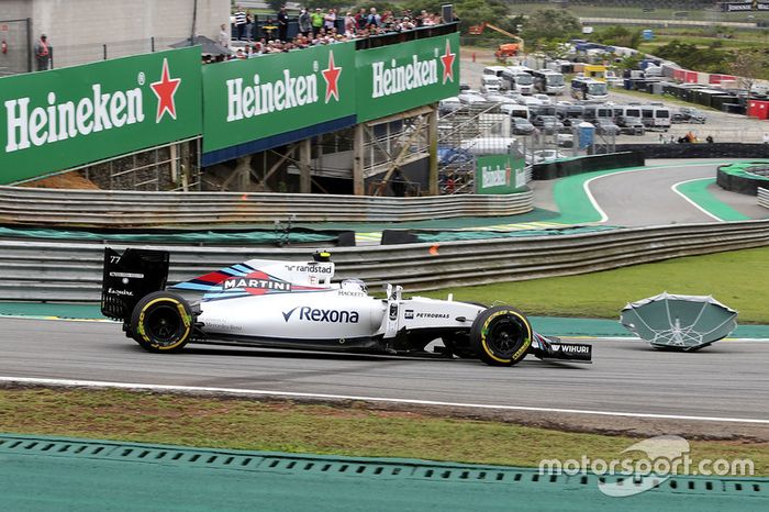 Valtteri Bottas, Williams FW38 avoids an umbrella on track