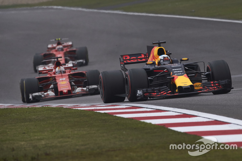 Daniel Ricciardo, Red Bull Racing RB13; Sebastian Vettel, Ferrari SF70H; Kimi Räikkönen, Ferrari SF7