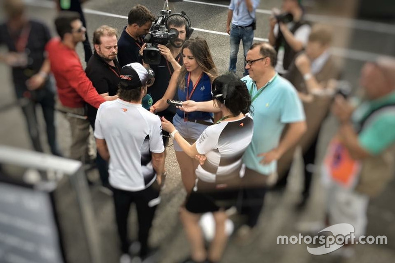 Iker Viana, cámara de televisión de Movistar + F1, grabando a Fernando Alonso