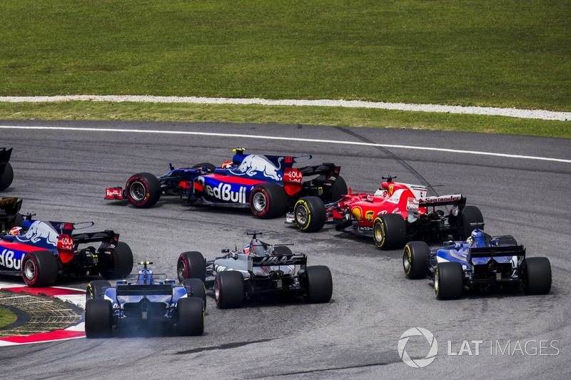 Carlos Sainz Jr., Scuderia Toro Rosso STR12, Pierre Gasly, Scuderia Toro Rosso STR12, Sebastian Vettel, Ferrari SF70H, Romain Grosjean, Haas F1 Team VF-17, Marcus Ericsson, Sauber C36, Pascal Wehrlein, Sauber C36, at the start