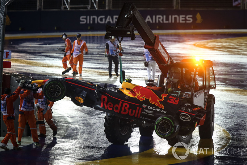 El coche de Max Verstappen, Red Bull Racing RB13, recogido por los comisarios