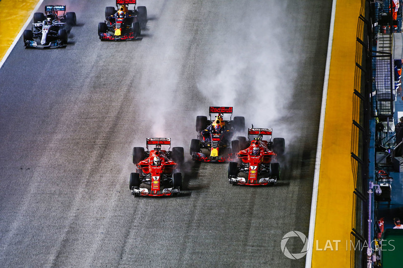 Sebastian Vettel, Ferrari SF70H, Max Verstappen, Red Bull Racing RB13, Kimi Raikkonen, Ferrari SF70H, chocan al inicio de la carrera del año pasado.
