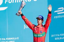 Lucas di Grassi, ABT Schaeffler Audi Sport, celebra en el podio