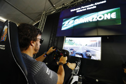 Fernando Alonso, McLaren, teste un simulateur dans la Gamezone