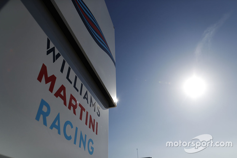 A primeira metade de 2017 foi turbulenta nos bastidores e instável dentro da pista para a Williams, que chegou às férias de agosto na metade da tabela entre os construtores.