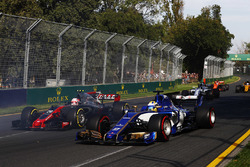 Kevin Magnussen, Haas F1 Team VF-17, et Marcus Ericsson, Sauber C36