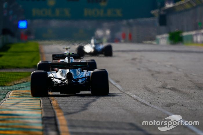 “Os carros são mais largos, então há ainda mais turbulência, e isso começa com 2s, até 2s5 de distância. Você sente na forma como vai contornar as curvas que é mais difícil também de conseguir o vácuo.”