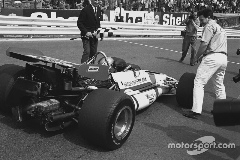 Le vainqueur Pedro Rodriguez, B.R.M. P153, célèbre la victoire avec Tim Parnell