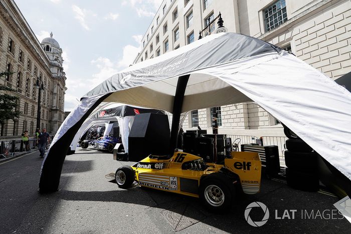 El coche Renault Sport F1 Team RS01 es preparado para la demostración