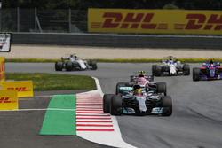 Lewis Hamilton, Mercedes AMG F1 W08, Esteban Ocon, Sahara Force India F1 VJM10