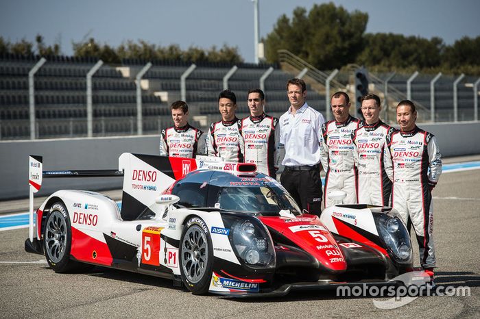 El Toyota TS050 Hybrid 2016 con Alexander Wurz, Anthony Davidson, Sébastien Buemi, Kazuki Nakajima, Stéphane Sarrazin, Mike Conway, Kamui Kobayashi