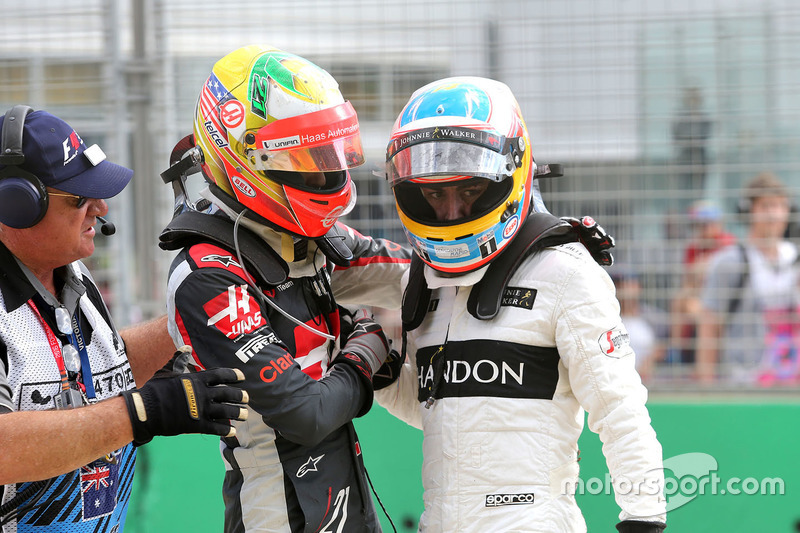 Esteban Gutierrez, Haas F1 Team and Fernando Alonso, McLaren