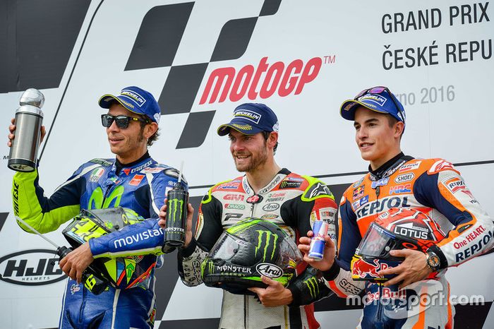 Podio: 1º Cal Crutchlow, 2º Valentino Rossi, 3º Marc Márquez