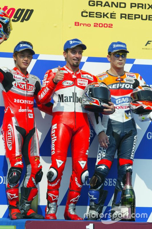 Podio: 1º Max Biaggi, 2º Daijiro Kato, 3º Tohru Ukawa