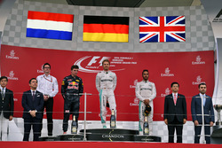 Подіум: Макс Ферстаппен, Red Bull Racing, Ніко Росберг, Mercedes AMG F1, Льюіс Хемілтон, Mercedes AM