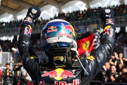 Le vainqueur Daniel Ricciardo, Red Bull Racing fête sa victoire dans le Parc Fermé