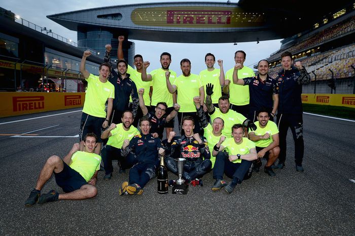 Daniil Kvyat, Red Bull Racing celebra su tercer lugar con el equipo