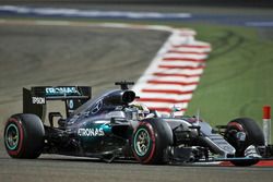 Lewis Hamilton, Mercedes AMG F1 W07 Hybrid con un piso dañado