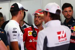 Sebastian Vettel, McLaren en el desfile de pilotos