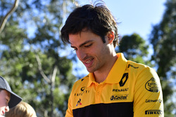 Carlos Sainz Jr., Renault Sport F1 Team, signe des autographes