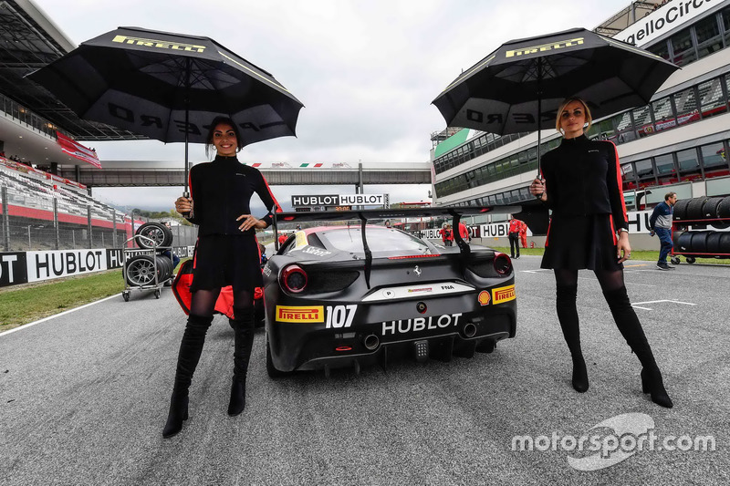Grid girls with #107 Scuderia Corsa - Ferrari Silicon Valley Ferrari 488: Martin Fuentes