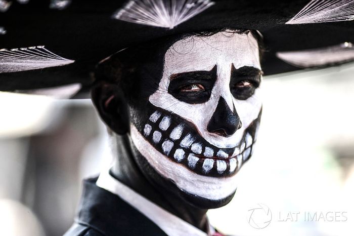 Disfraces del día de muertos en el paddock