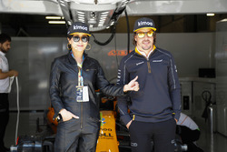 L'actrice Carina Lau avec Fernando Alonso, McLaren