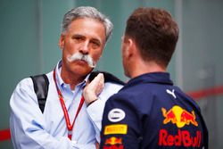 Chase Carey, Presidente Formula One habla con Christian Horner, director de Red Bull Racing