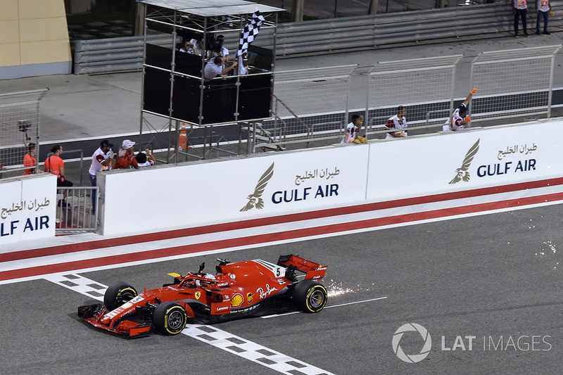 El ganador de la carrera Sebastian Vettel, Ferrari SF71H cruza la línea y toma la bandera a cuadros