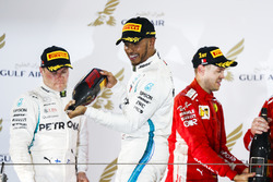 Друге місце Валттері Боттас, Mercedes AMG F1, перше місце Себастьян Феттель, Ferrari, та третє місце