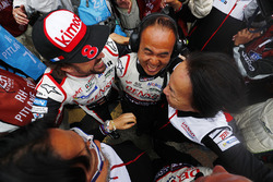 Fernando Alonso, Toyota Gazoo Racing viert feest met het team
