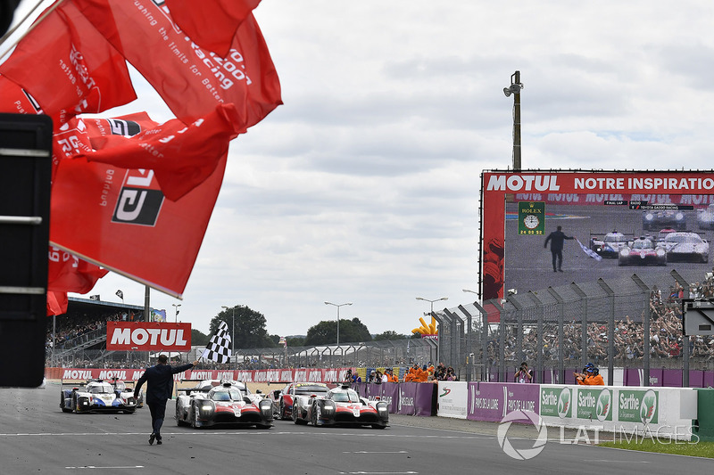 Los ganadores de las 24 Horas de Le Mans 2018 #8 Toyota Gazoo Racing Toyota TS050: Sébastien Buemi, Kazuki Nakajima, Fernando Alonso llegan a meta