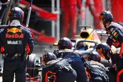 Daniel Ricciardo, Red Bull Racing RB14, s'arrête aux stands