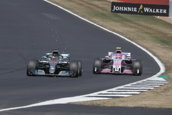 Lewis Hamilton, Mercedes-AMG F1 W09 dépasse Esteban Ocon, Force India VJM11