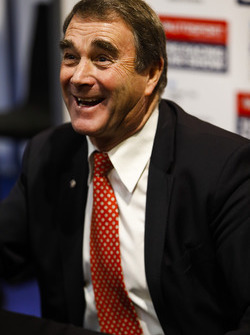 Nigel Mansell zet handtekeningen voor fans