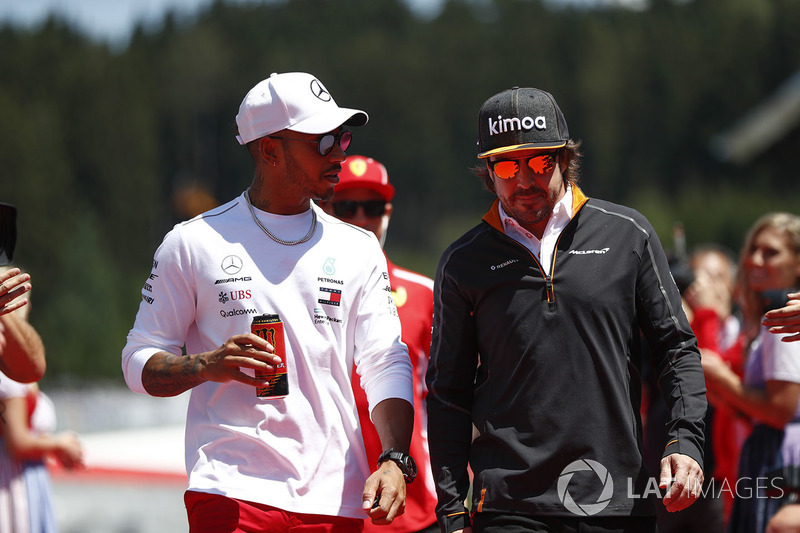 Lewis Hamilton, Mercedes AMG F1, and Fernando Alonso, McLaren