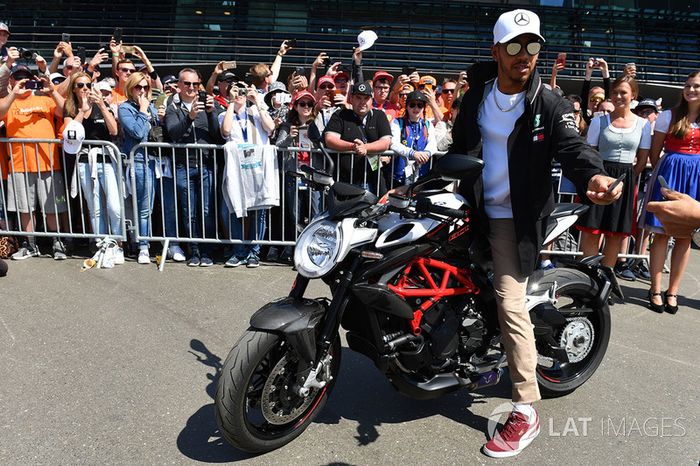 Lewis Hamilton, Mercedes-AMG F1 en su moto MV Agusta