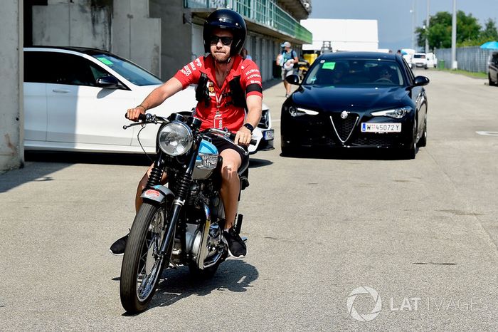 Sebastian Vettel, Ferrari em sua moto Triumph