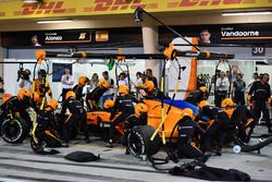 Fernando Alonso, McLaren MCL33 pit stop