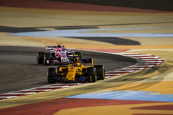Стоффель Вандорн, McLaren MCL33 Renault,Естебан Окон, Force India VJM11 Mercedes